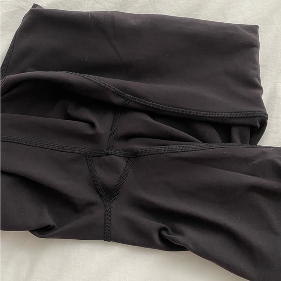 SOLD Lululemon Wunder Train HR 21” crop legging - Picture 3 of 4